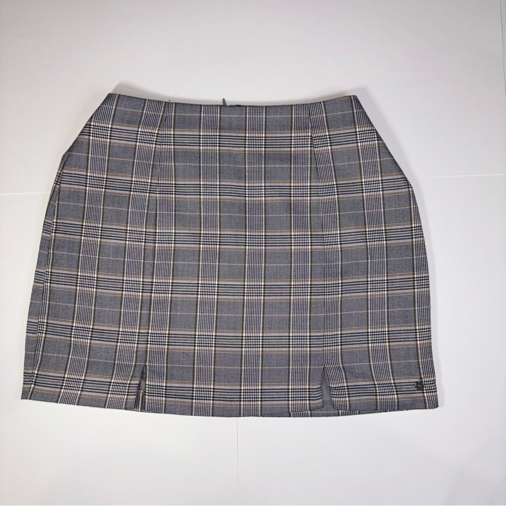 Plaid Mini Skirt with 2 open leg details in the front and back zipper. Size L.